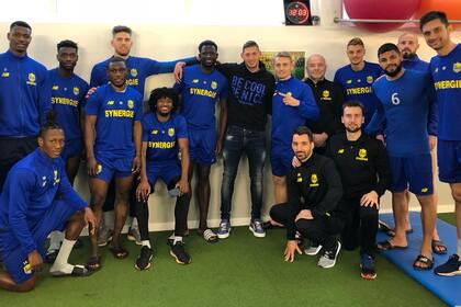 Foto de despedida con sus compañeros de Nantes