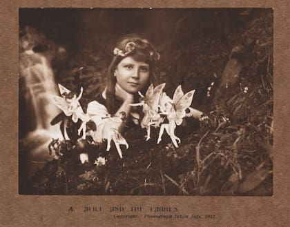 Foto de Frances 'Alice' Griffiths (1907-1986) con hadas, tomada por su prima Elsie 'Iris' Wright (1901-1988)