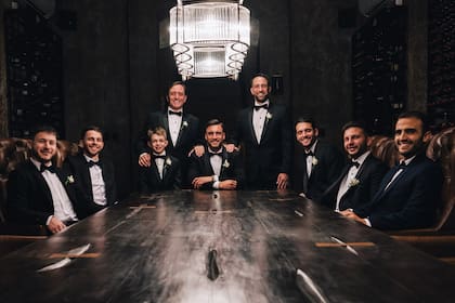 Foto de hombres al mejor estilo El Padrino. De izquierda a derecha: Santiago Corso, Franco Guzzo, Ricardo Tagliafico (padre del futbolista), Lorenzo Tagliafico (su sobrino), el novio, sus hermanos Leonardo y Ezequiel, Gastón Calvagni (hermano de Carolina) y Juan Marco Raimundo.