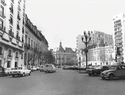Un cogollito elegante de Buenos Aires: la plazoleta Pellegrini, las embajadas de Francia y Brasil. 1976.