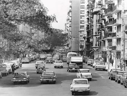 Una mucho más transitada Av. Alvear desde Ayacucho hacia Callao. 1969.