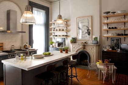 Las chimeneas son otro elemento que no falta en sus "casas". Amamos la versión mini de la silla 'Ghost' en la mesa para chicos.