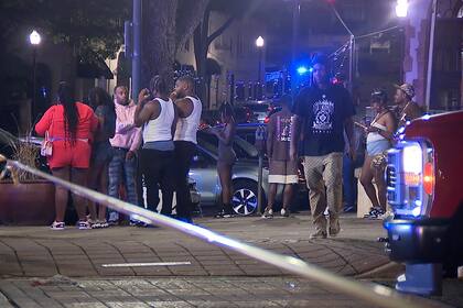 Foto de la emisora WBMA que muestra a un grupo de transeúntes cerca del lugar del tiroteo en Birmingham, Alabama, el 22 de septiembre del 2024. (Bill Castle/WBMA via AP)