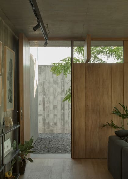 Las paredes en madera tienen pequeñas ventanas móviles que permiten entrar la luz natural durante el día.