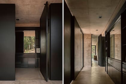 Un mueble de chapa laminada en caliente separa el hall del gran espacio central. De un lado oficia de recepción y del otro, de chimenea y biblioteca.