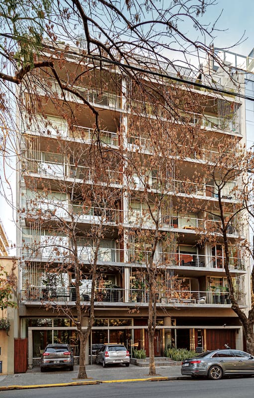 Foto de tres vecinas de un edificio del Bajo Belgrano
