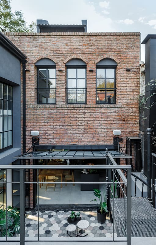 Volvió a la casa de su infancia en Banfield, la renovó con espacios integrados y le dio el estilo de un loft neoyorquino