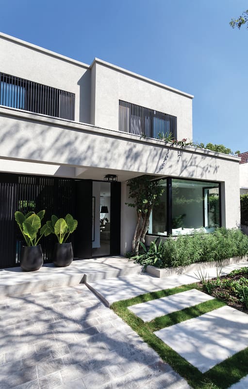 Foto de una galería con living exterior en el que hay sillón y mesa baja de madera.