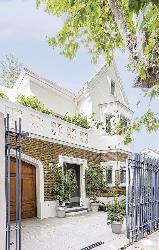 Foto de un espacio distribuidor con damero original y escalera de roble.