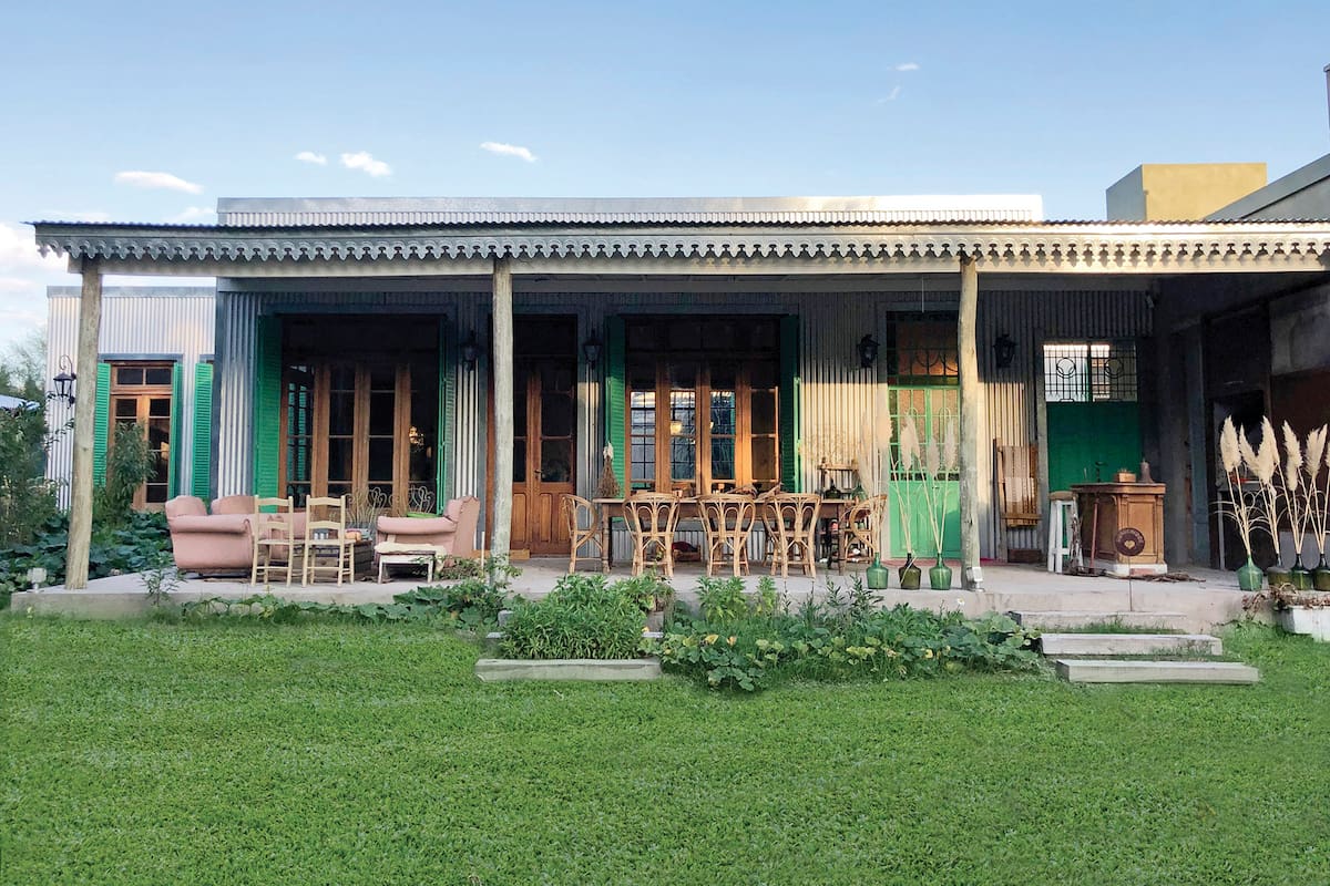 Foto de la fachada de una casa en Claromecó con galería.