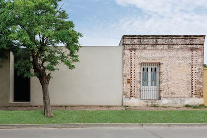 La fachada hace un guiño a lo nuevo y a lo viejo, y permite adivinar algo de lo que sucede en el interior, donde se repite este contraste.