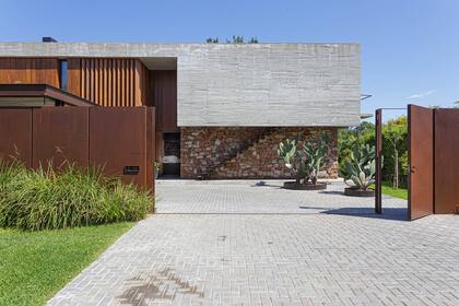 El portón de metal oxidado se pliega sobre sí.