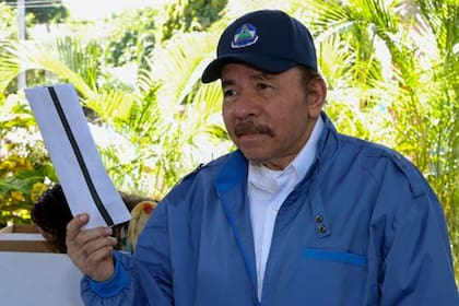 Foto de la nota publicada por la oficina de prensa de la presidencia de Nicaragua del presidente y candidato presidencial de Nicaragua, Daniel Ortega, listo para emitir su voto
