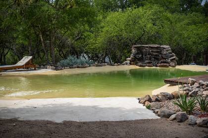 El agua del río es tratada con un proceso de ozonización y filtrado, evitando así que cualquier producto químico toque el espejo natural.