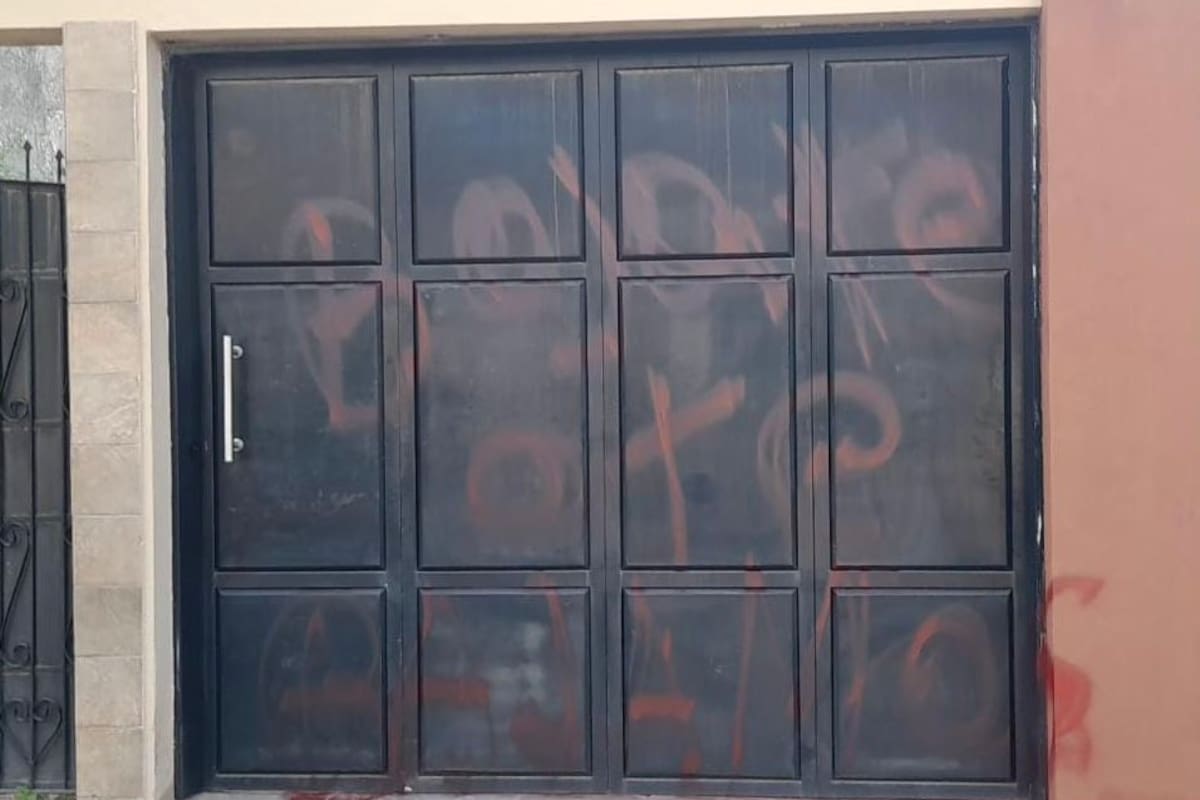 Foto de la pintada encontrada en la casa del candidato.