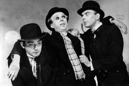 Foto de la puesta que dirigió Jorge Petraglia, en el centro, junto a Roberto Villanueva y Leal Rey que marcó a todo una generación de actores y que, a lo largo del tiempo, su mensaje fue adquirieron diversas resonancias