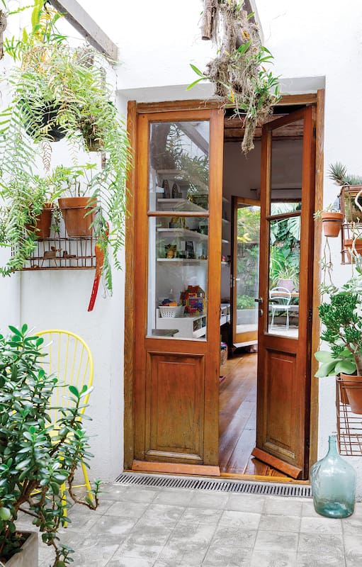 Foto de una cocina con salida a un patio interno.