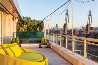 Puerto Madero. Diseño cosmopolita en un dúplex con terrazas que invitan a vivir a cielo abierto