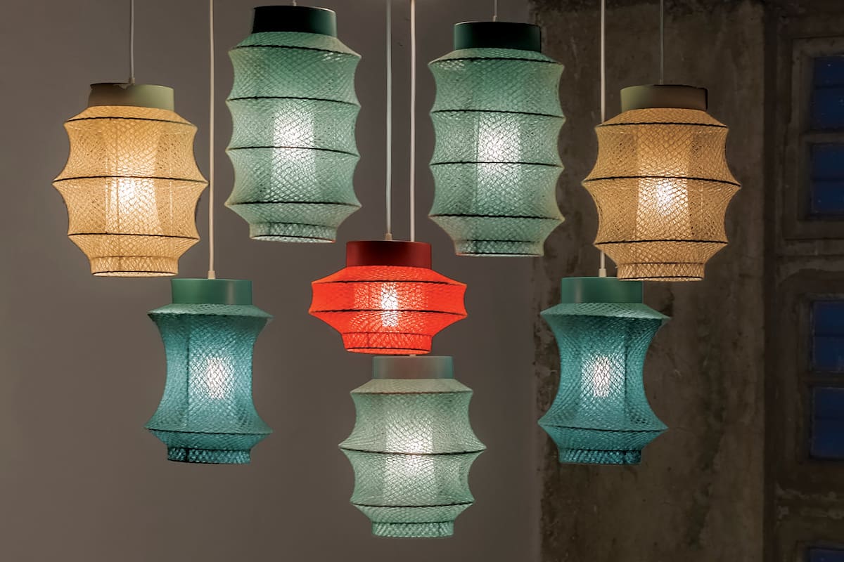 Foto de lámparas colgantes ‘Thai’ en led y red natural.