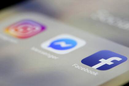 Foto de las apps de Facebook, Messenger e Instagram en la pantalla de un iPhone, el 13 de marzo de 2019. (AP Foto/Jenny Kane, File)