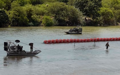Foto de las boyas instaladas en el río Bravo cerca de Eagle Pass, Texas (Foto AP /Eric Gay)