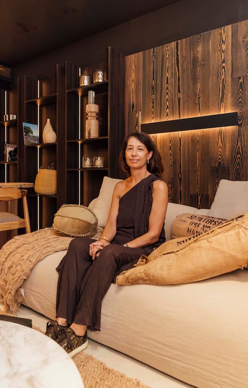 Foto de Loly Albasini en su departamento de Experiencia Living 2026.