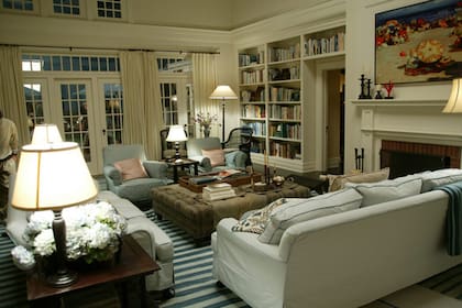 Los muebles y accesorios en el living de Alguien tiene que ceder exhiben líneas limpias y detalles refinados, al estilo Hamptons.