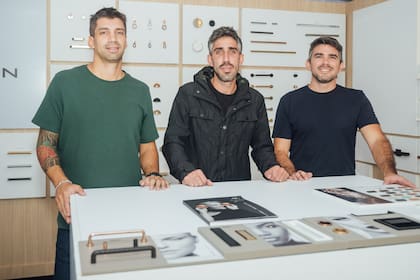 Martín e Iván Jüül y Adel Burnani son los representaes de esta marca que ofrece nuevos modelos cada dos meses.