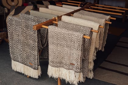 En su stand encontrás artesanías realizadas por los pueblos wichís y una gran variedad de textiles artesanales.