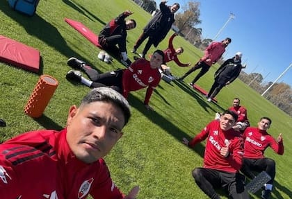 Foto de Maxi Salas en sus redes con el grupo de los jugadores "relegados" de River