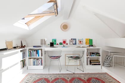 Muebles en madera laqueada blanca (OrdoñezWenzke). Lámpara de escritorio (Gato Store). Ventanas para techo (Velux).