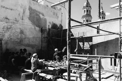 Foto de un asado de obra en 2017, mientras se empezaban los trabajos en la terraza con vista a las cúpulas de San Pedro González Telmo. De pie, Ricardo Ibáñez. el constructor.