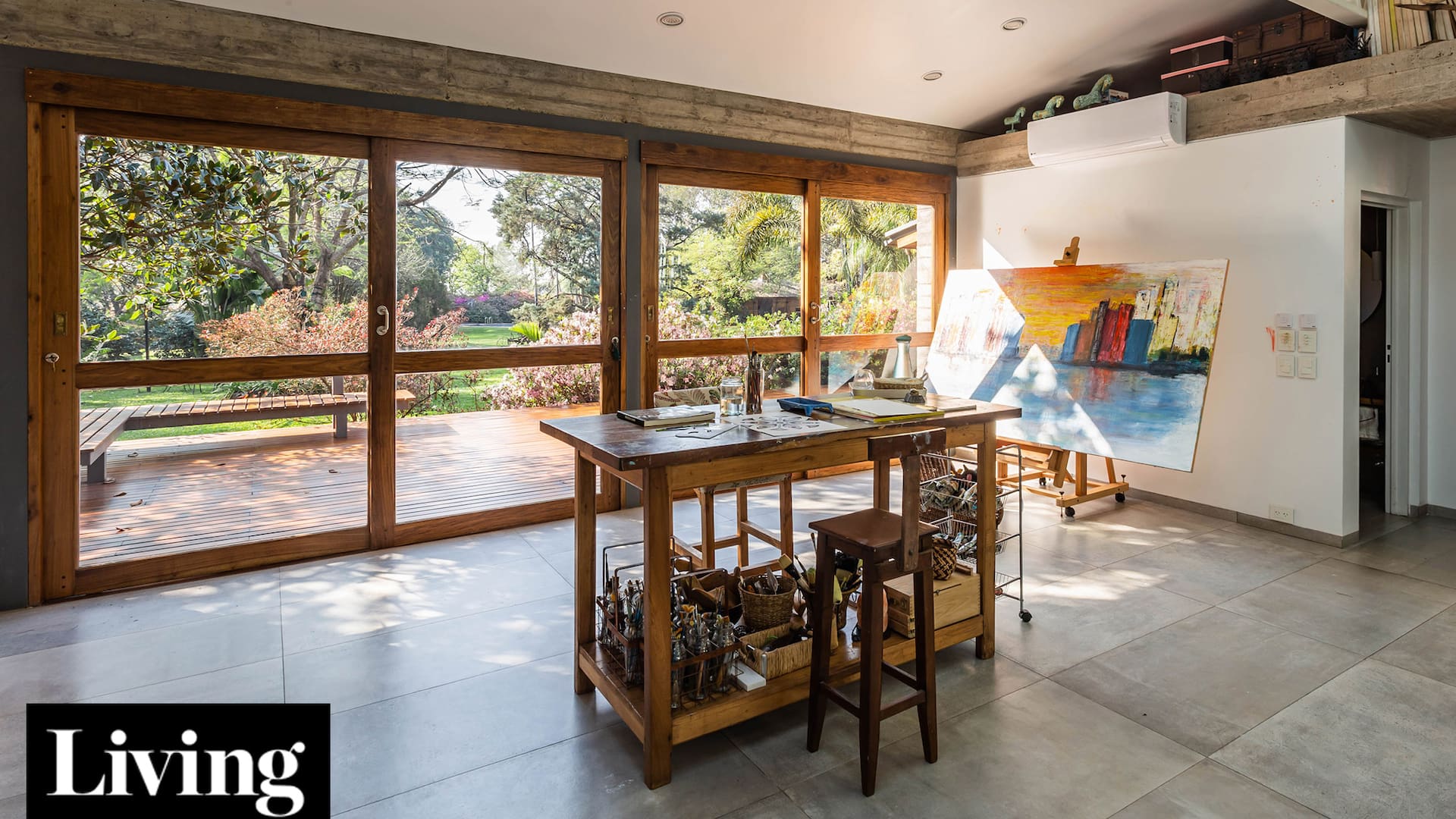 Foto de un atelier con mesa de madera y piso de cerámica.