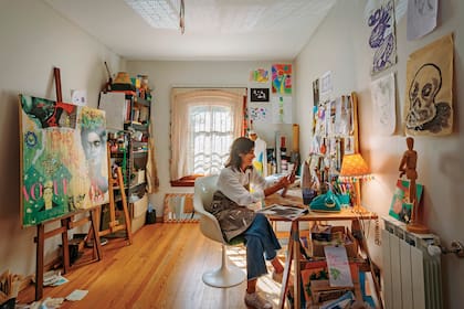 Subiendo la escalera del recibidor (que se conservó, al igual que el piso y el ventanal), se organizó el atelier de Marisa.