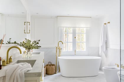 Mármol de Carrara en piso, paredes y mesada con doble bacha (Carrara Mármoles Exclusivos). Griferías ‘Brooklyn’ (Robinet). Artefactos ‘Marina’ (Ferrum) y bañadera exenta.