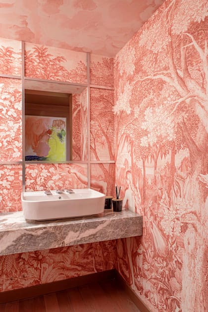 Mesada de mármol 'Fior di Pesco' (De Stefano), piso de roble Eslavonia tonalizado (Patagonia Flooring) y grifería Novum en cromo.
