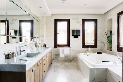 El mueble de madera (Batyco) da el toque relajado.