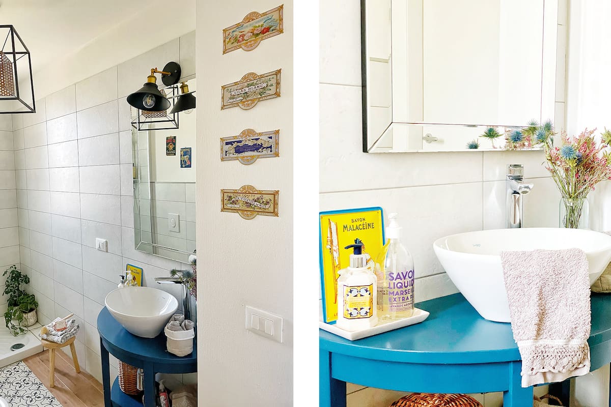 Foto de un baño con una mesa pintada de azul en la que se apoyó la bacha.