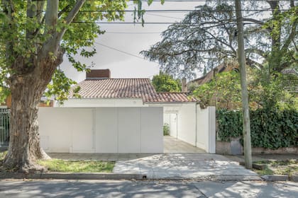 Lejos de los tiempos en que todas las casas estaban abiertas a la calle, no eligieron cercos ni rejas, sino un muro con un portón corredizo ciego en chapa.