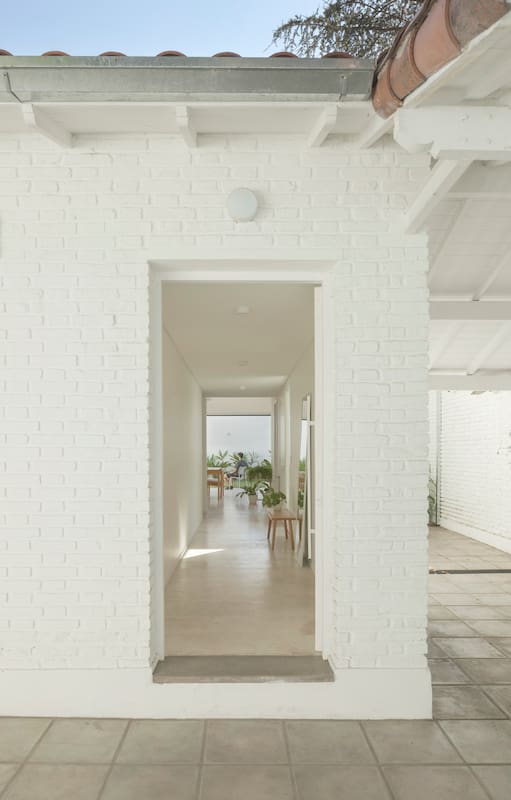 Con un presupuesto acotado y muchas ideas renovaron un chalet clásico de Florida