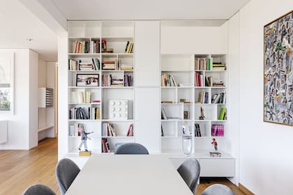 Mesa ‘Extensión’ (MDF Italia) con sillas ‘Lola’ (Miniforms). Volúmenes que avanzan y se retraen: el mismo juego visual que proponen las obras de arte.