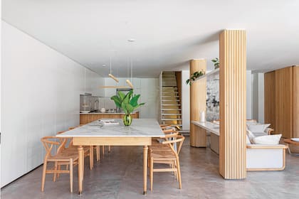 La mesa del comedor está hecha con patas heredadas y una placa de mármol de Carrara de 2,10 x 1,20 m. Sillas ‘Wishbone’ (Navarro Hábitat).