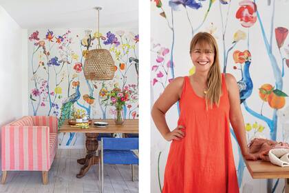 Servilletas (Natural Cosas Simples) y arreglo (Flores Porque Sí). Lámpara colgante de ratán (Compañía Nativa) y papel mural (Anthropologie).