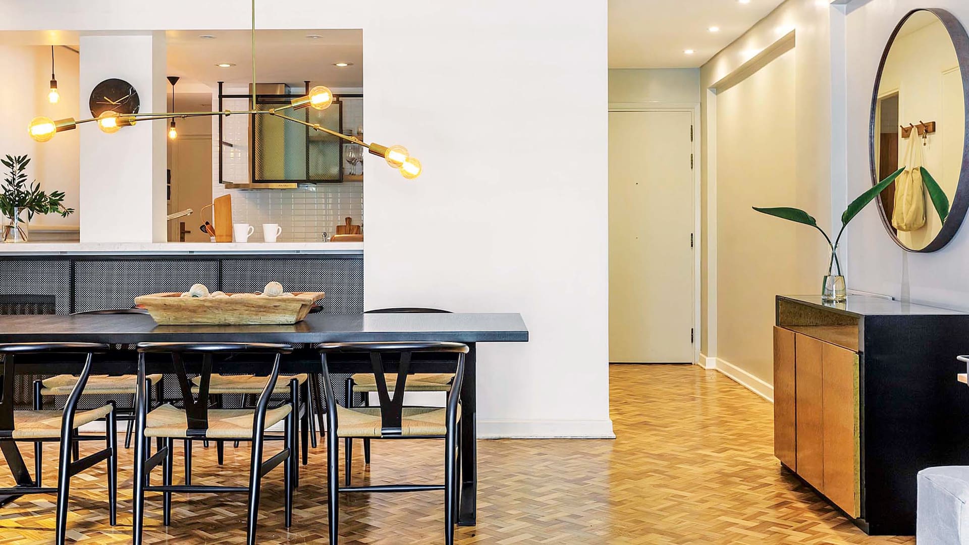Foto de un comedor con mesa de madera teñida de color oscuro y llamativa lámpara de Paul French Gallery.