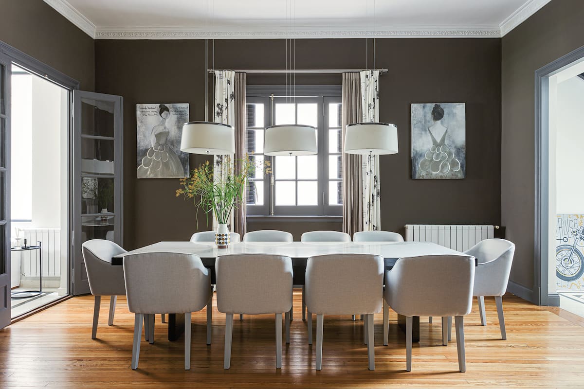 Foto de un comedor con piso de madera y mesa con estructura de hierro y tapa de Technistone.