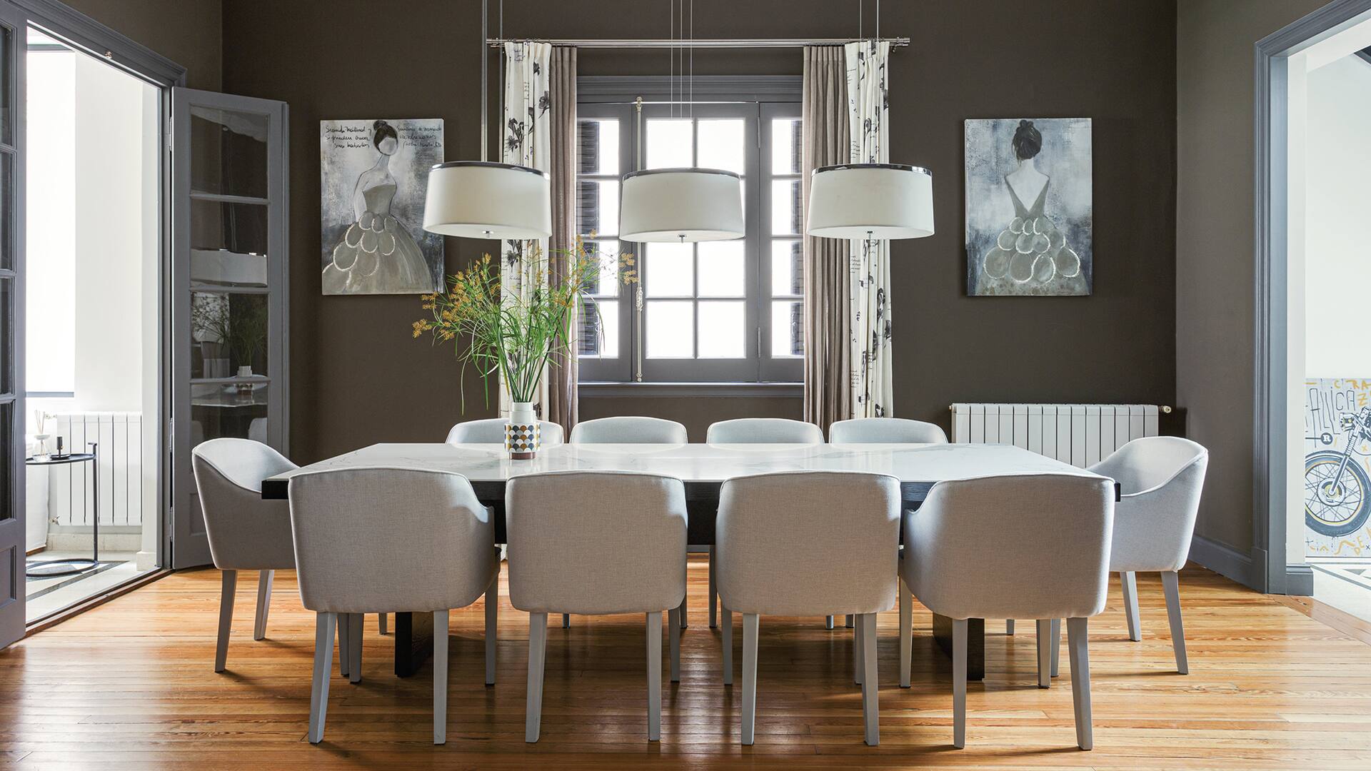 Foto de un comedor con piso de madera y mesa con estructura de hierro y tapa de Technistone.