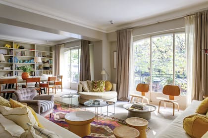 La mesa baja ‘Pluvial’, de Federico Churba, da la nota con su amarillo intenso, que se repite en almohadones y objetos varios en los distintos ambientes.