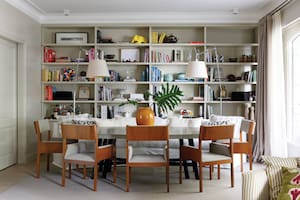 Foto de un comedor con sillón curvo y mesa ovalada.