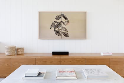 Como un televisor tradicional no les cerraba estéticamente, eligieron el modelo ‘The Frame Art’ de Samsung, con marco de madera y un modo que proyecta imágenes como si fueran obras.