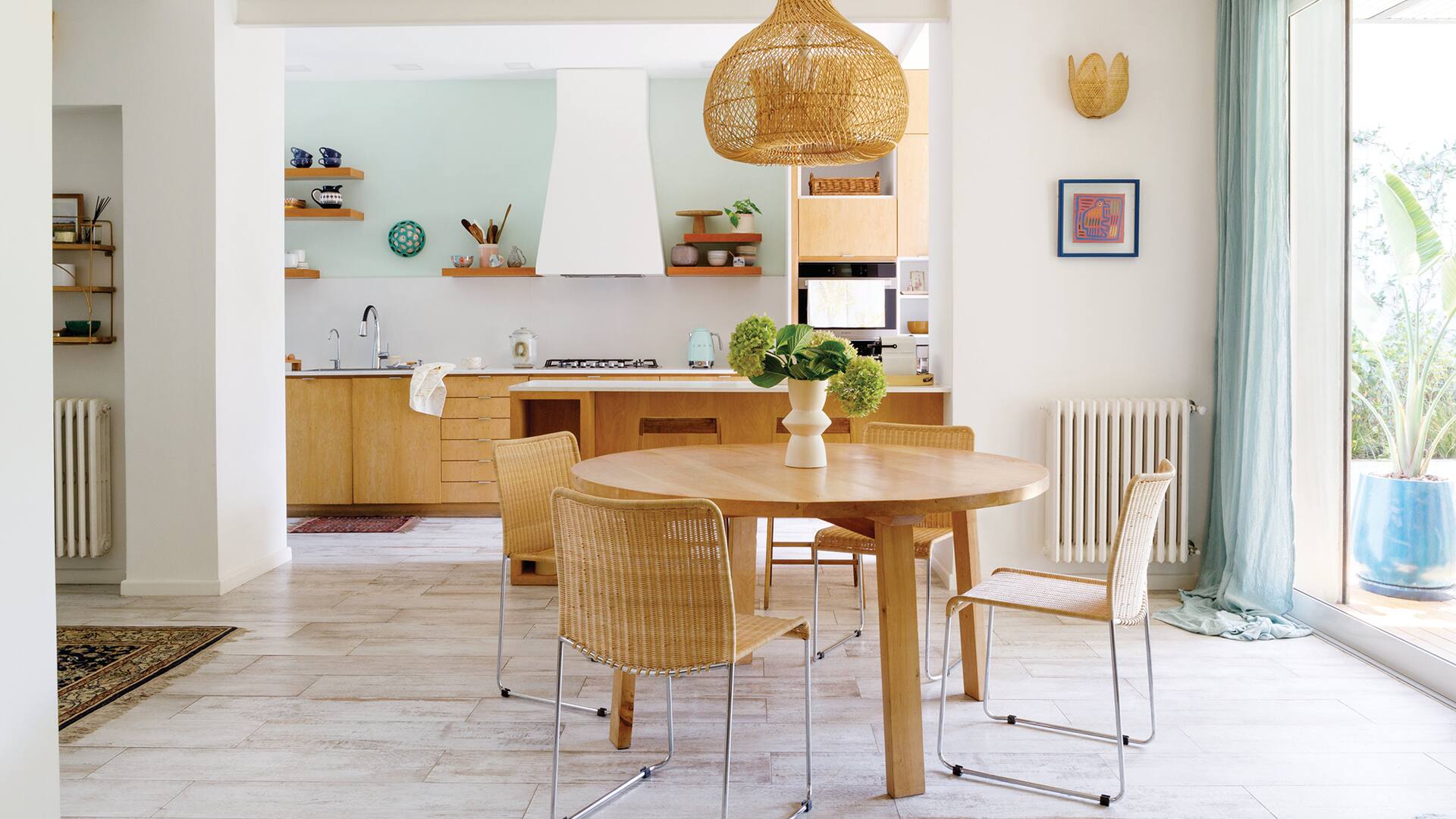 Foto de un comedor conectado con la cocina con campana y estantes.